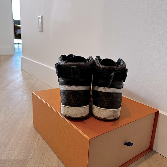 Authentic LV Rivoli sneaker boot - Picture 3 of 6